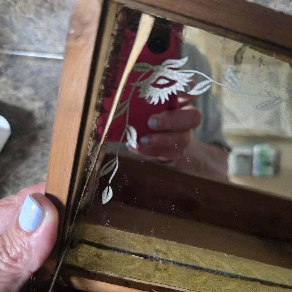 Vtg Mini Cedar Chest Footed‎ w/ Medallion & Decorative Front